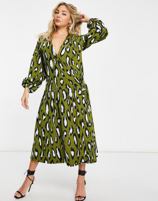 ASOS DESIGN – Luźna sukienka midi oversize w kolorze khaki z długim rękawem, obniżoną talią i wzorem w panterkę