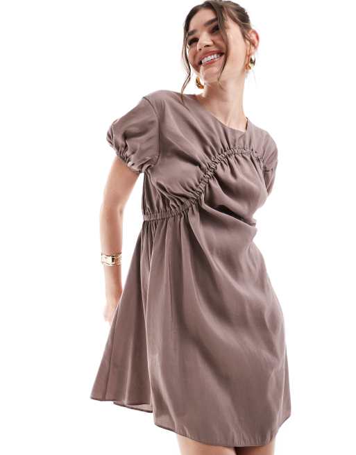 ASOS DESIGN – Luźna sukienka mini z bufkami i marszczeniem w kolorze mokki