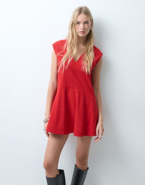 ASOS DESIGN luźna sukienka mini z dekoltem w serek i obniżoną talią, sztruksowa, w kolorze wiśniowej czerwieni - view 1