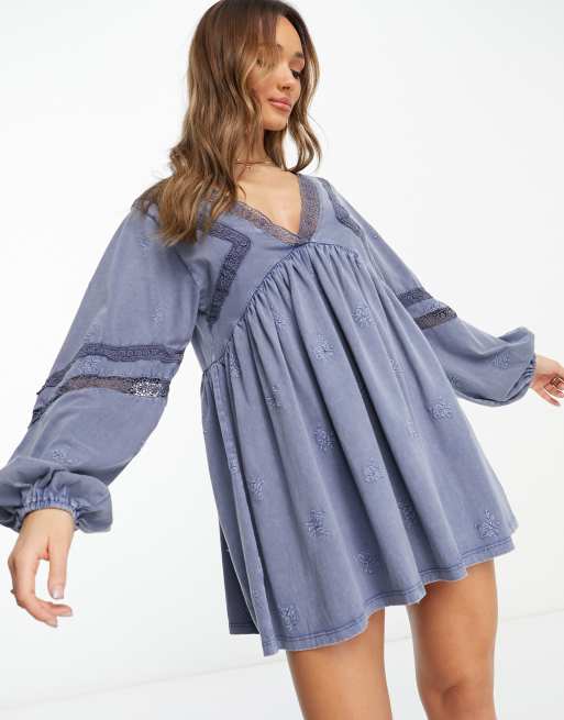 ASOS DESIGN – Luźna sukienka z długimi rękawami, dekoltem w szpic i koronkowymi wstawkami w spranym kolorze niebieskim