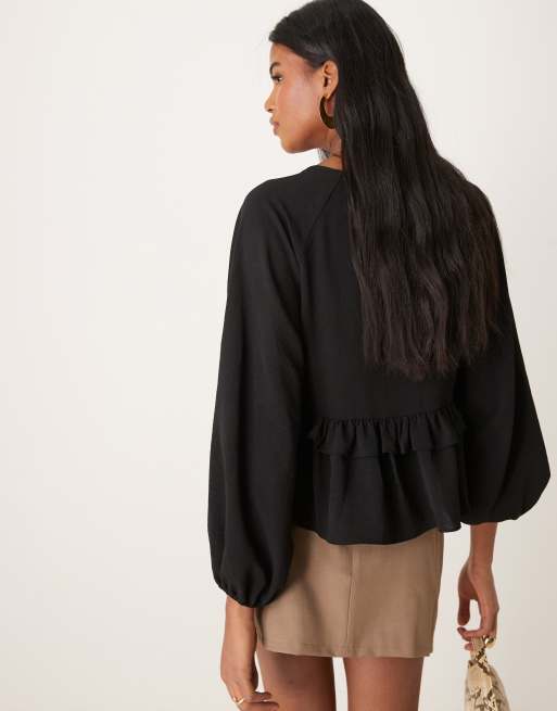 ASOS DESIGN – Luźny czarny top z falbanka i dekoltem w szpic, 4 z 4