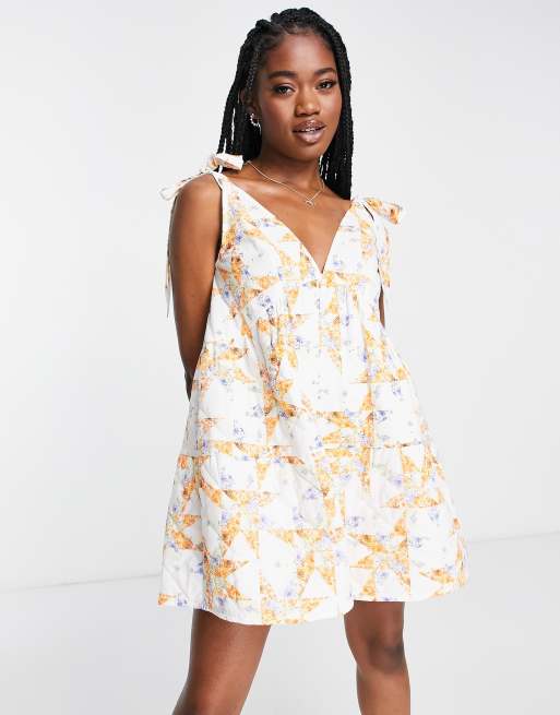ASOS DESIGN – Luźny krótki kombinezon z wiązanymi ramiączkami z pikowanego materiału w kwiatowy wzór