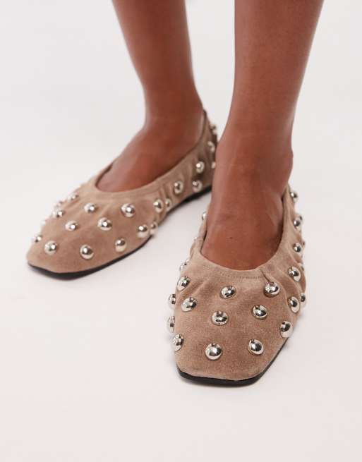 ASOS DESIGN - Lyle - Ballerine premium arricciate in camoscio color sabbia con borchie