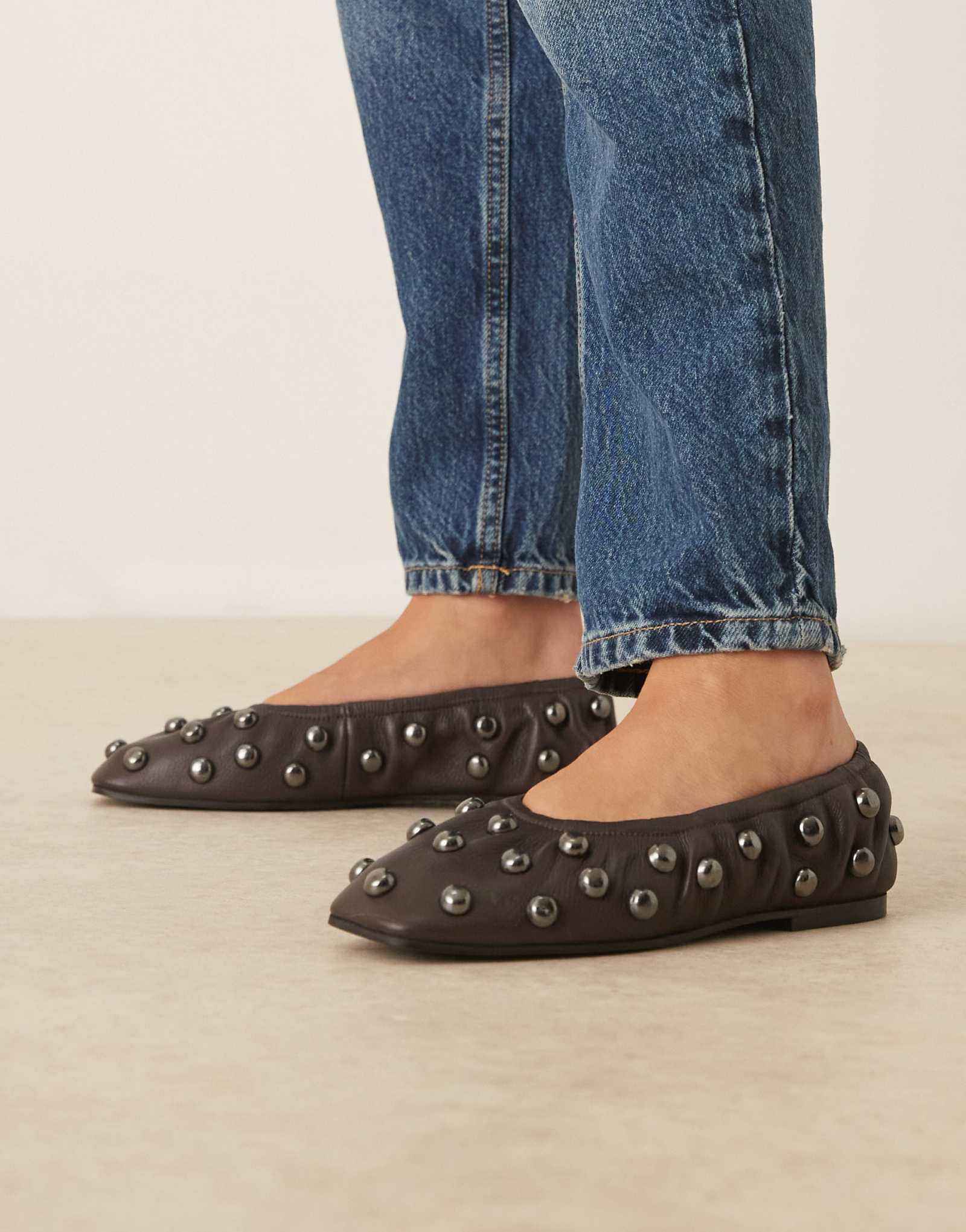 Балетки ASOS DESIGN Lyle премиум-класса с заклепками из коричневой кожи