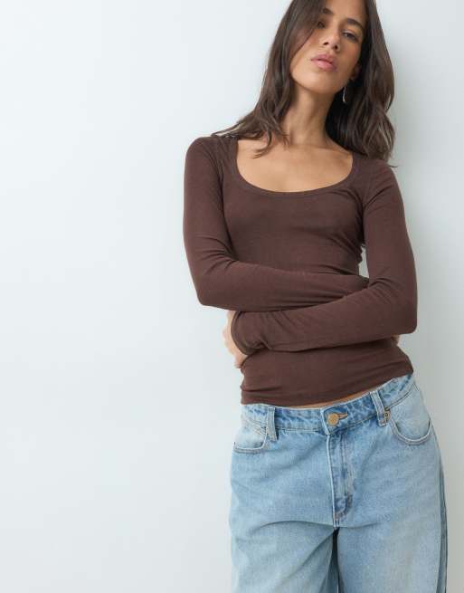 ASOS DESIGN lyocell-blanding top med dyb rund hals og lange ærmer i choc, 5 af 5