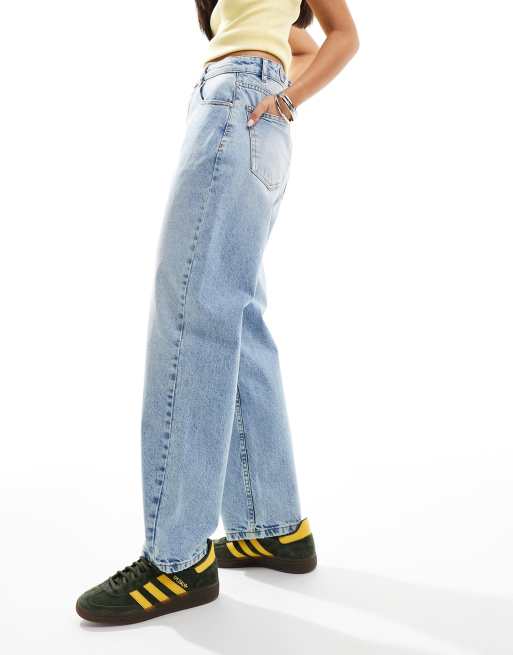 ASOS DESIGN - Lys mellemblå jeans med justerbar rem i taljen og tøndeformede ben