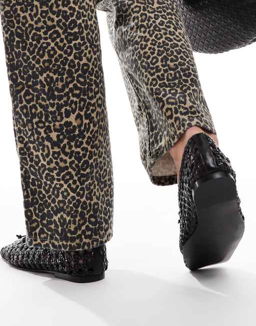 ASOS DESIGN – Lysandra – Leder-Ballerinas in Schwarz mit hohem Schuhblatt und gewebtem Design, 4 von 4