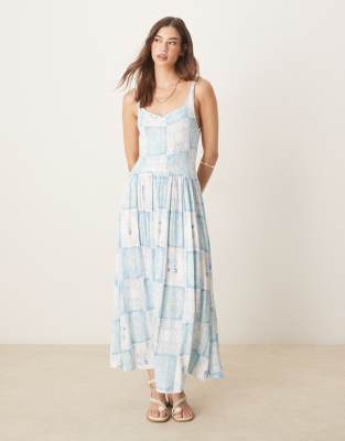 ASOS DESIGN - Lyseblå midikjole med hjerteformet hals og postkortprint i krølstof - view 1