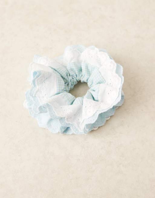 ASOS DESIGN - Lyseblå scrunchie med kanter med broderede flæser og gingham-tern, 2 af 3