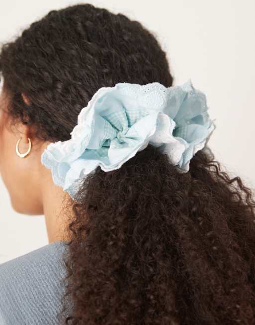 ASOS DESIGN - Lyseblå scrunchie med kanter med broderede flæser og gingham-tern, 3 af 3