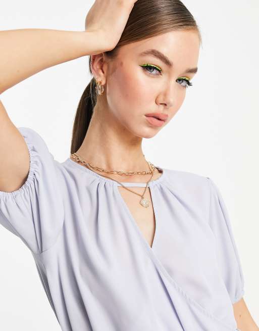 ASOS DESIGN - Lyseblå slå-om-bluse med peplumkant og pufærmer, 3 af 4
