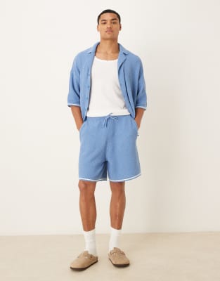 ASOS DESIGN - Lyseblåt strikket sæt med afslappet poloskjorte med gennemgående knapper og shorts - view 1