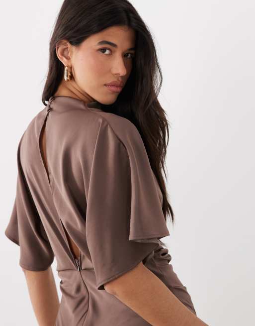 ASOS DESIGN - Lysebrun maxikjole i satin med høj hals og flagrende blouson-ærmer, 4 af 4
