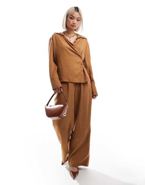 ASOS DESIGN - Lysebrunt sæt med dad-bukser med vide ben og skjorte med slå om-design og bindebånd - view 1