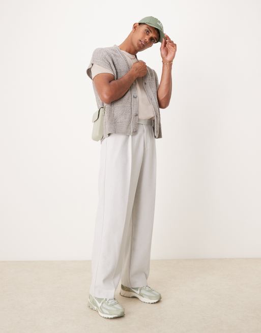 ASOS DESIGN - Lysegrå og elegante bukser med vide ben og plisseringer i uldblandingsmateriale med sildebensmønster