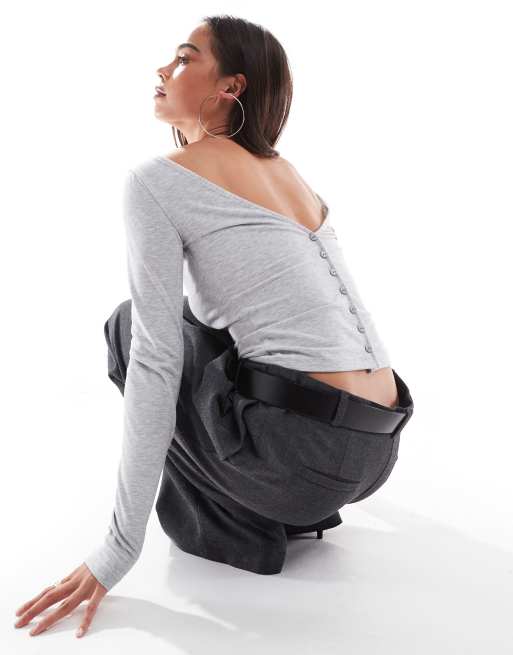 ASOS DESIGN - Lysegrå og langærmet top med smal halsudskæring og knapdetalje bagpå
