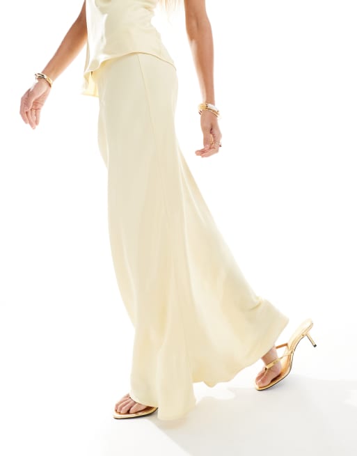 ASOS DESIGN - Lysegul asymmetrisk maxinederdel i satin - Del af sæt, 3 af 5