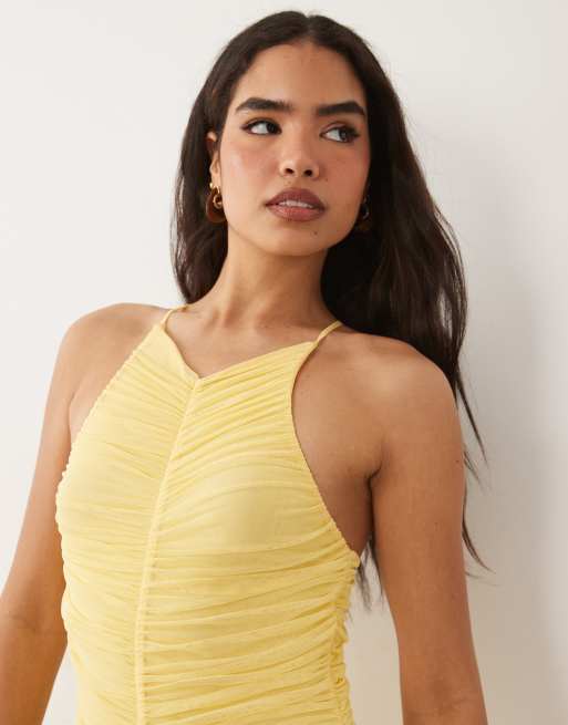 ASOS DESIGN - Lysegul maxikjole i mesh med rynkedetaljer og høj V-hals samt halterneck, 4 af 4