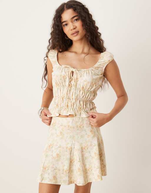 ASOS DESIGN - Lysegul milkmaid-top med korte ærmer og blomstermønster - Del af sæt