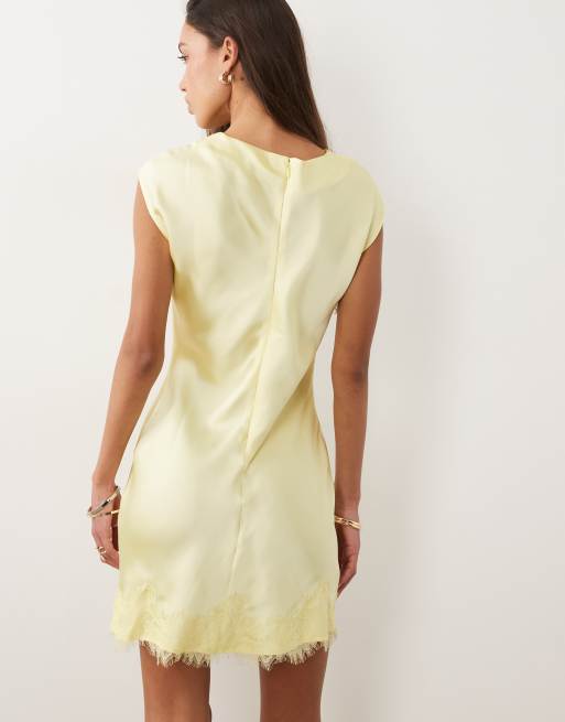 ASOS DESIGN - Lysegul minikjole i satin med bred halsudskæring og blondekant, 3 af 4
