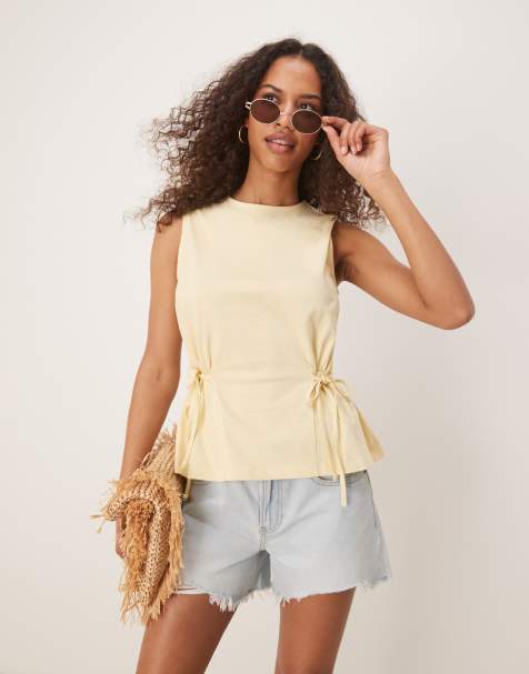 ASOS DESIGN - Lysegul ærmeløs T-shirt med indsyet talje - view 1