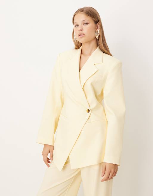 ASOS DESIGN - Lysegul skræddersyet habitblazer med indsyning i taljen