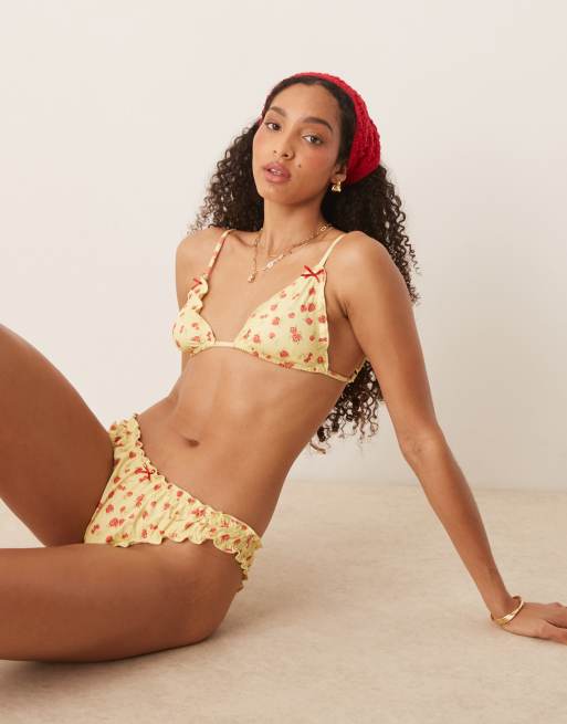 ASOS DESIGN - Lysegul trekantsbikinitop med kirsebær-/roseprint i krølstof, 2 af 4