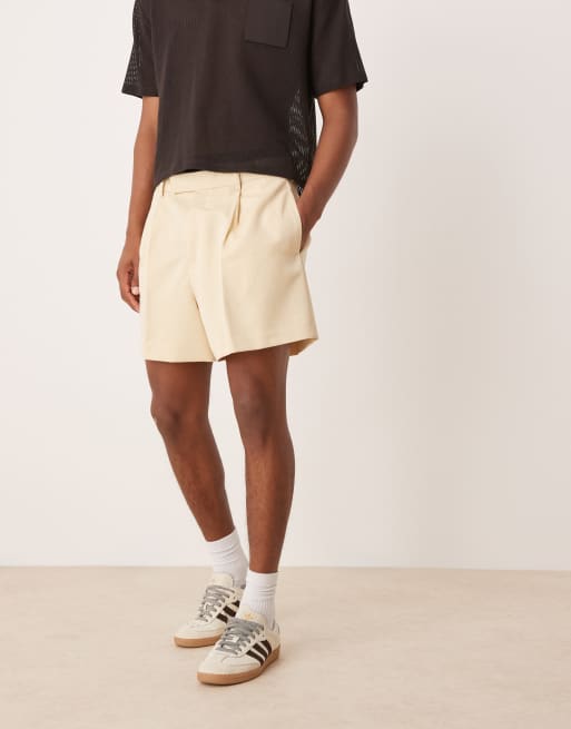 ASOS DESIGN - Lysegule og elegante shorts med korte brede ben og læg fortil