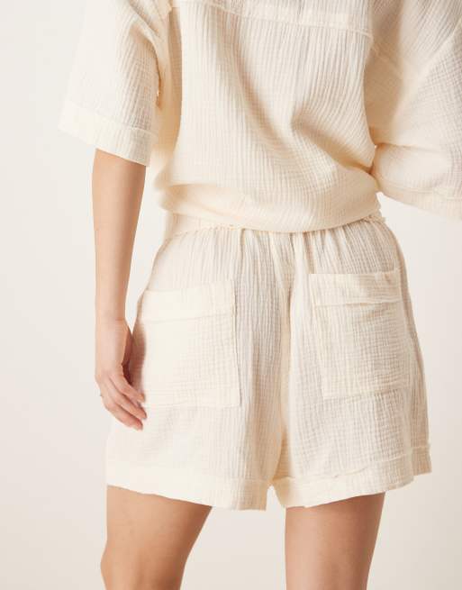 ASOS DESIGN - Lysegule shorts i ostelærred med rå kantdetaljer - Del af sæt, 5 af 5