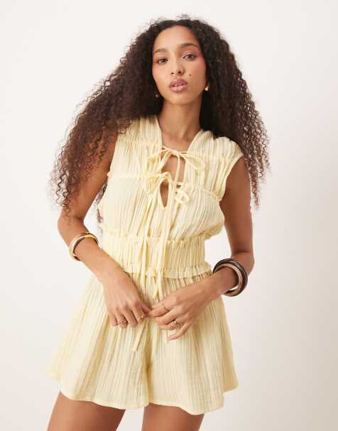 ASOS DESIGN - Lysegult playsuit med stofsamlinger over brystet i dobbelt materiale - view 1