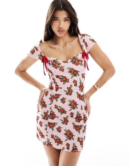ASOS DESIGN - Lyserød minikjole med afkortede ærmer, hjerteformet hals og småt rosenprint