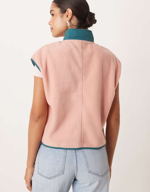 ASOS DESIGN - Lyserød vest i polarfleece med grøn nylondetalje i kontrast, 4 af 4