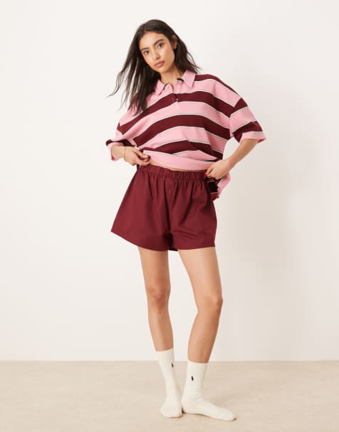 ASOS DESIGN - Lyserødt og bordeauxrød pyjamassæt med striber bestående af kortærmet polotrøje og shorts - view 1
