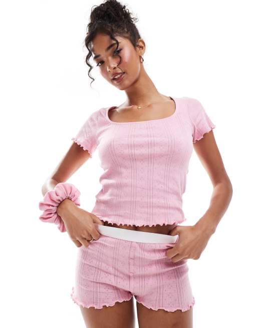 ASOS DESIGN - Lyserødt pyjamassæt i pointelle-strik med kortærmet top, shorts og hårelastik