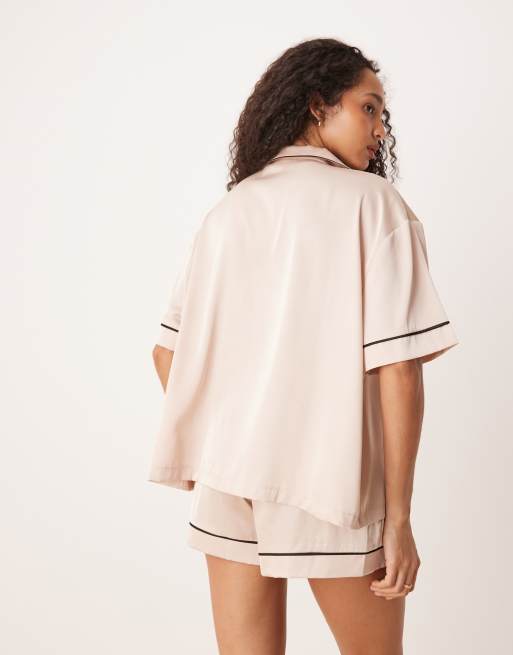 ASOS DESIGN - Lyserødt pyjamassæt med oversized skjorte med korte ærmer og shorts i satin, 3 af 4