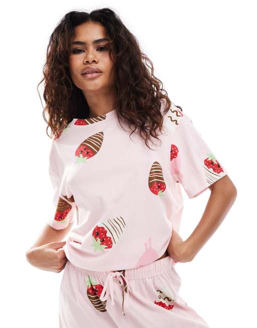 ASOS DESIGN - Lyserødt pyjamassæt med oversized t-shirt og shorts med chokoladejordbærprint, 3 af 4