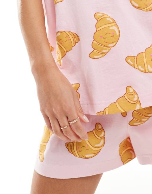 ASOS DESIGN - Lyserødt pyjamassæt med oversized T-shirt og shorts med croissant-print, 2 af 4