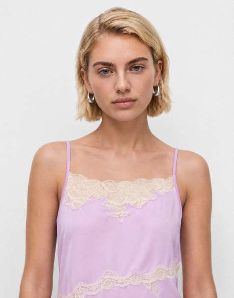 ASOS DESIGN - Lyslilla cami-top med asymmetrisk halsudskæring med blondekant - view 1