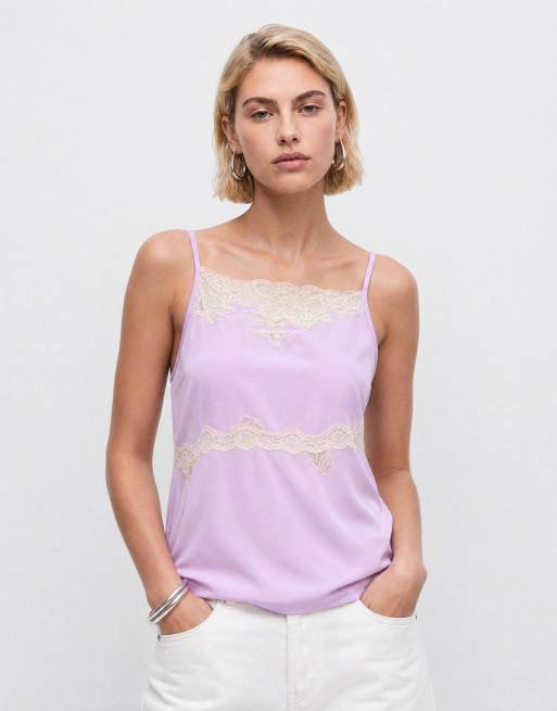 ASOS DESIGN - Lyslilla cami-top med asymmetrisk halsudskæring med blondekant, 3 af 4