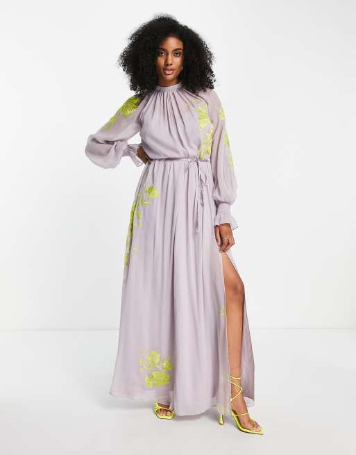 ASOS DESIGN - Lyslilla højhalset maxikjole med bindebånd i taljen og blomsterbroderi, 4 af 4