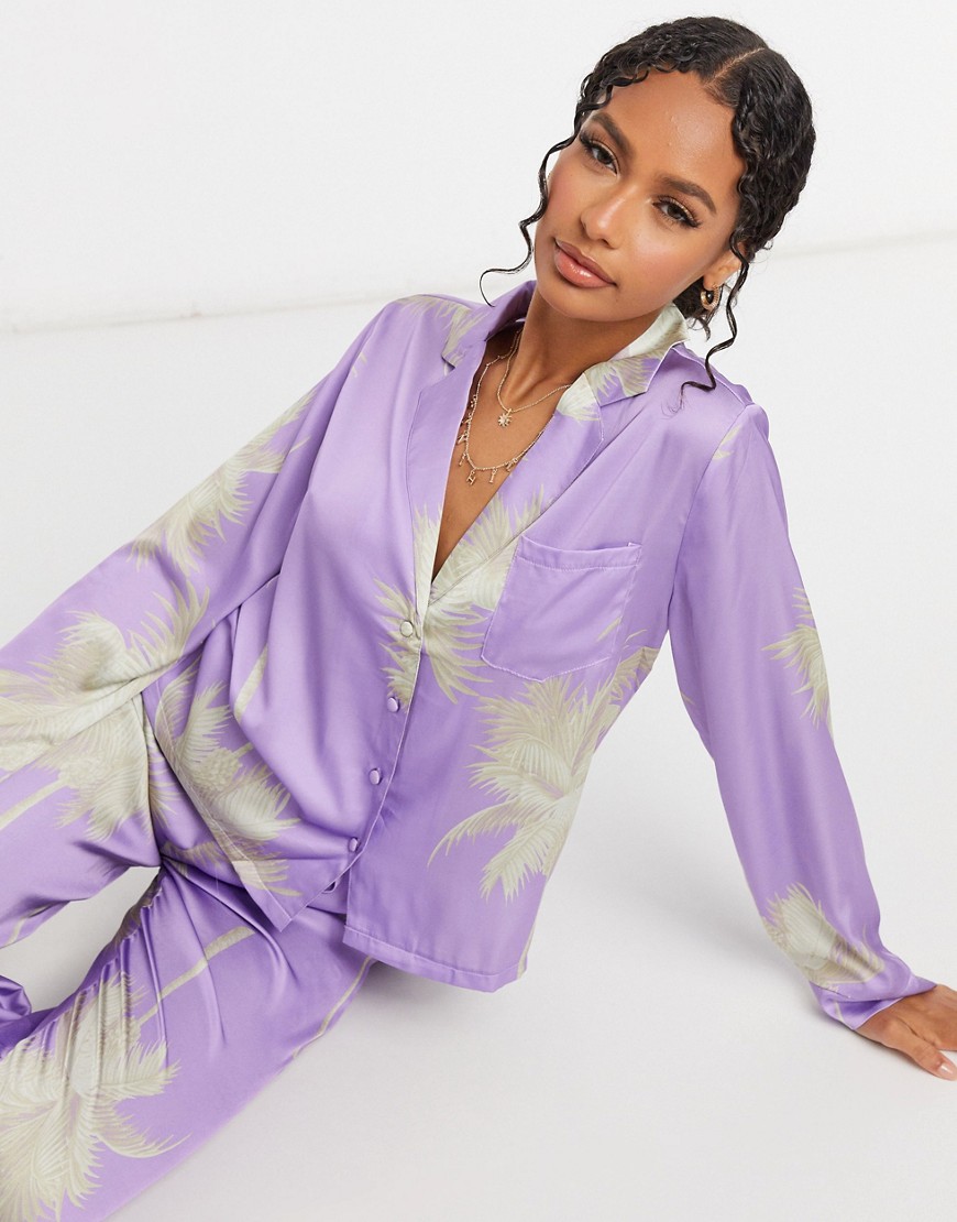 ASOS DESIGN - Lyslilla pyjamassæt med skjorte og bukser i satin med palmeprint-Multifarvet