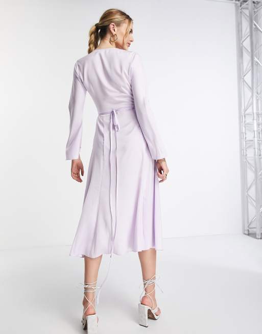 ASOS DESIGN - Lyslilla slå-om-midikjole i satin med skråt snit og bindebånd i taljen, 4 af 4
