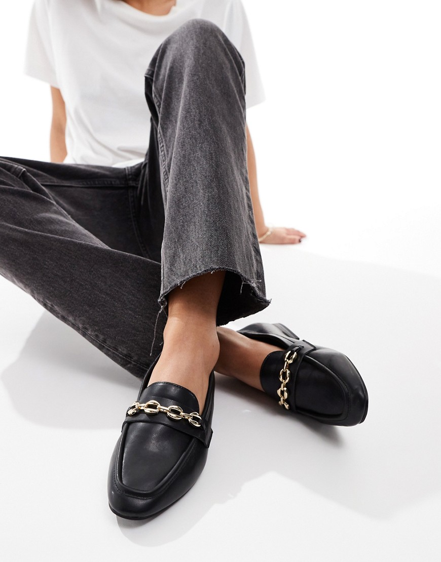 Macaroon chain loafer in Black