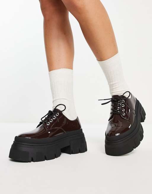 ASOS DESIGN – Magda – Brązowe lakierowane buty sznurowane na grubej płaskiej podeszwie