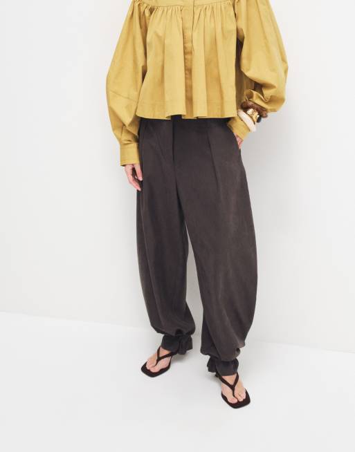 ASOS DESIGN maßgeschneiderte Ballonhose mit Volantsaum in Braun, 3 von 7