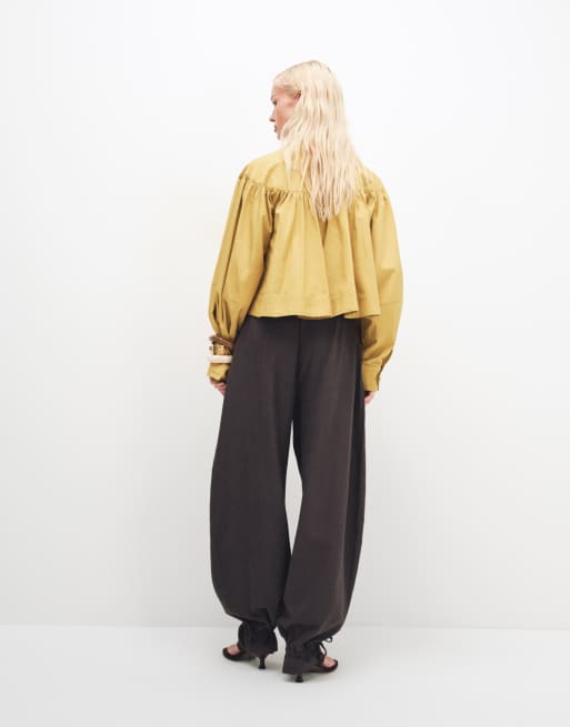 ASOS DESIGN maßgeschneiderte Ballonhose mit Volantsaum in Braun, 4 von 7