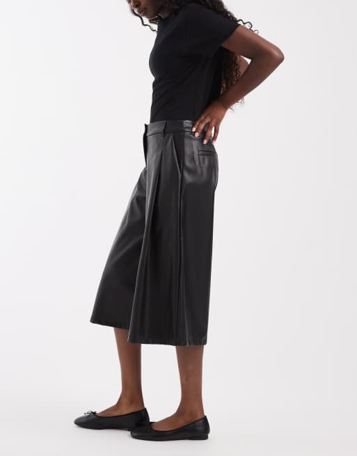 ASOS DESIGN maßgeschneiderte Culotte-Hose aus Kunstleder mit hohem Bund in Schwarz, 2 von 5