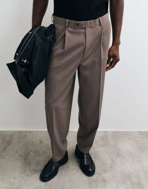 ASOS DESIGN maßgeschneiderte, plissierte Flanellhose in Braun mit Gesäßtaschendetail, 2 von 5