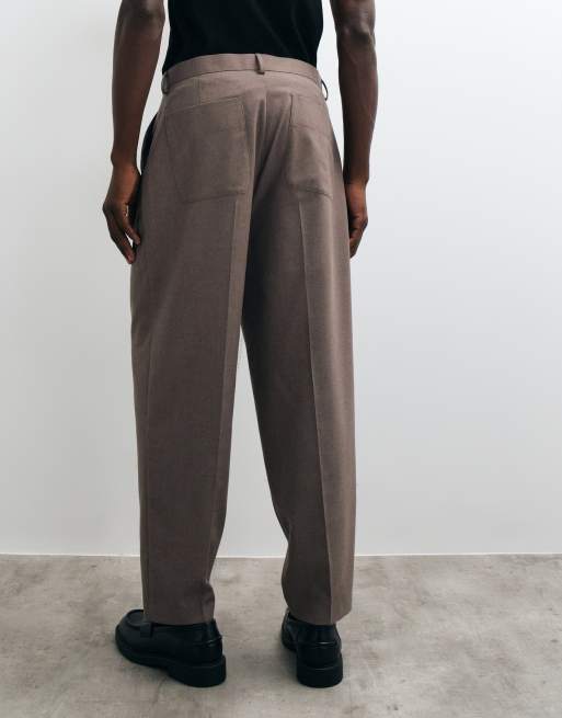 ASOS DESIGN maßgeschneiderte, plissierte Flanellhose in Braun mit Gesäßtaschendetail, 5 von 5
