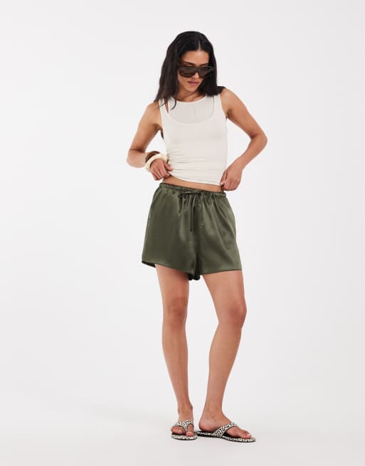 ASOS DESIGN maßgeschneiderte Runner-Shorts aus Satin in Khaki, 3 von 5